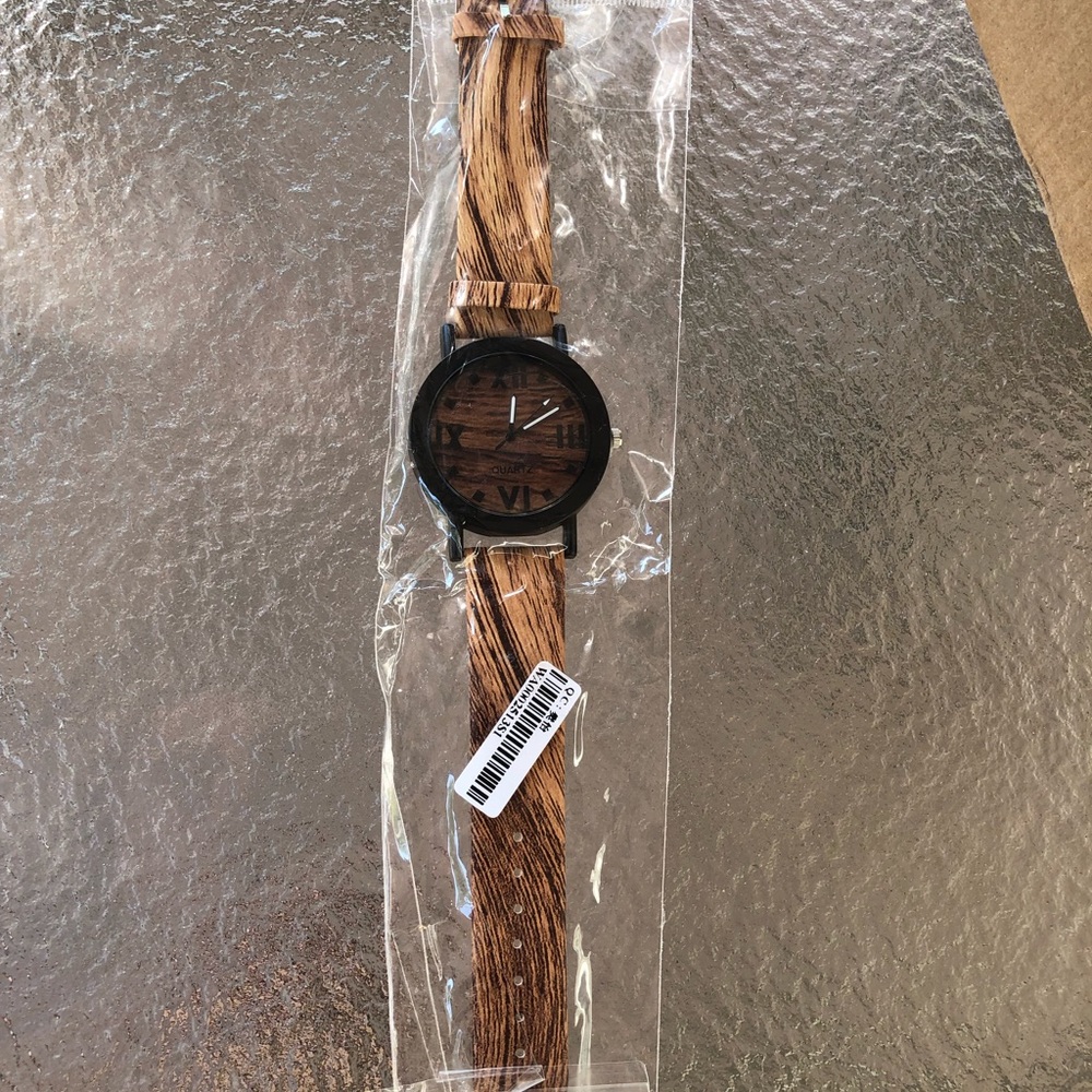 Wood grain look alike watch with a stainless back - Picture 2 of 6